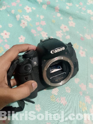 Canon 700D DSLR with Kit Lens